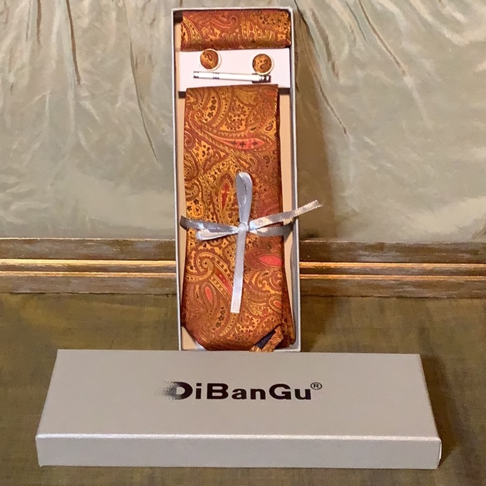 New tie with handkerchief, tie bar